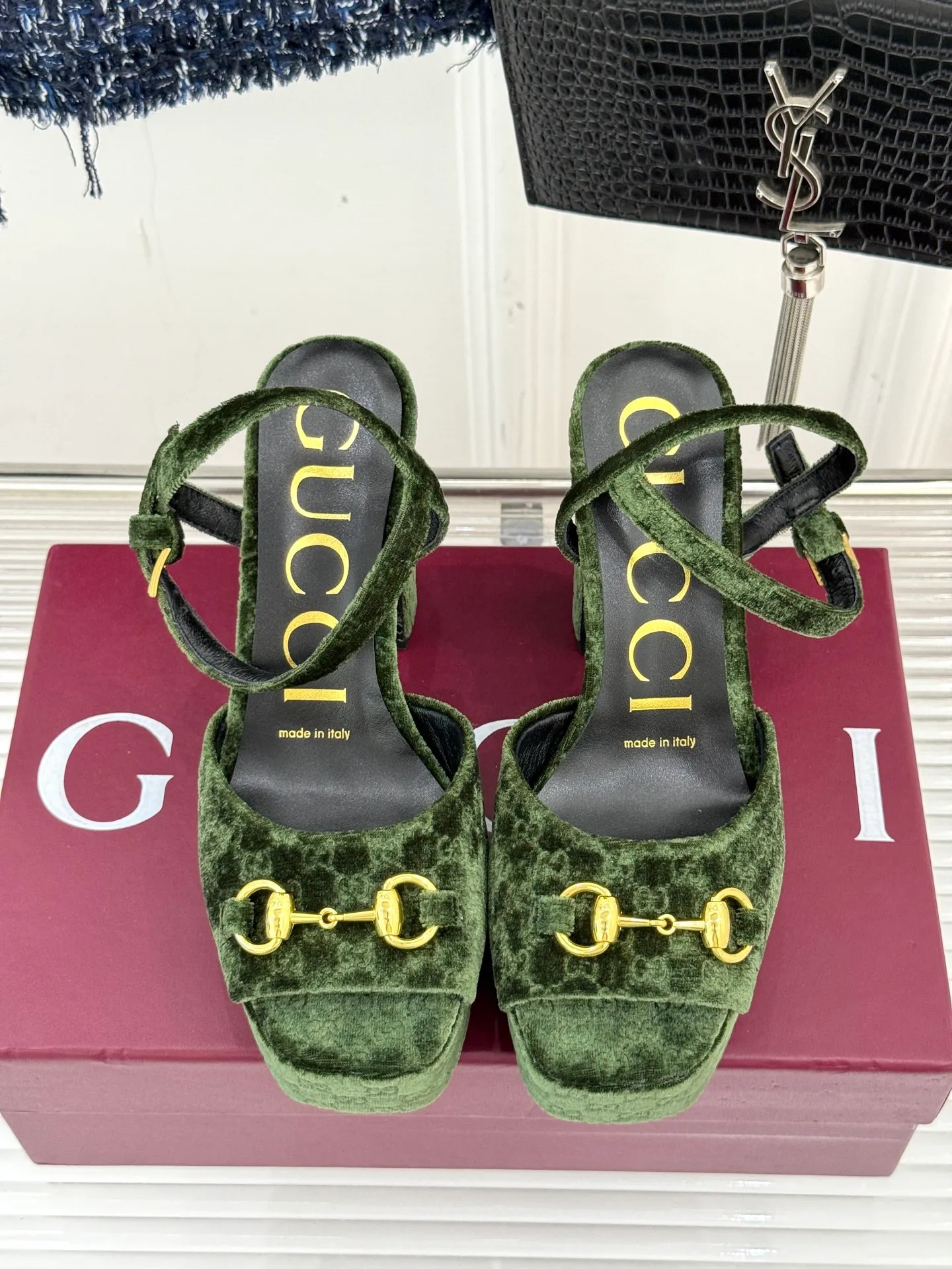 👟👟Ex-factory price 660👟👟 Gucci/Gucci classic horsebit pointed velvet square toe waterproof platform high-heeled sandals When the classic horsebit meets velvet texture, these sandals have become synonymous with elegance and individuality. The square toe design breaks the sharpness of the pointed toe and adds a bit of retro laziness. The delicate velvet upper feels luxurious and shows a high-end texture with the flow of light and shadow. Every step brings a gentle aura. The iconic metal horsebit embellishes the shoe body, instantly awakening brand recognition and cleverly blending retro style with modern fashion. The golden ratio of waterproof platforms and high heels not only lengthens the leg lines but also reduces walking pressure, allowing elegance without compromising comfort. Whether worn with a gorgeous dress to attend a dinner party or paired with retro jeans for a daily look, it can easily hold the spotlight and become the finishing touch in the look, highlighting unique taste and extraordinary style. The fabric is made of original customized velvet and the inner pads are all sheepskin. Heel height: 10.8 Water platform: 3.3 Italian imported genuine leather outsole size: 35-39 (40/41/42 customized)